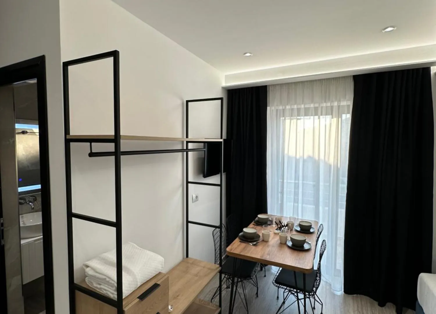 Io'S Apartments Sarande Hotel