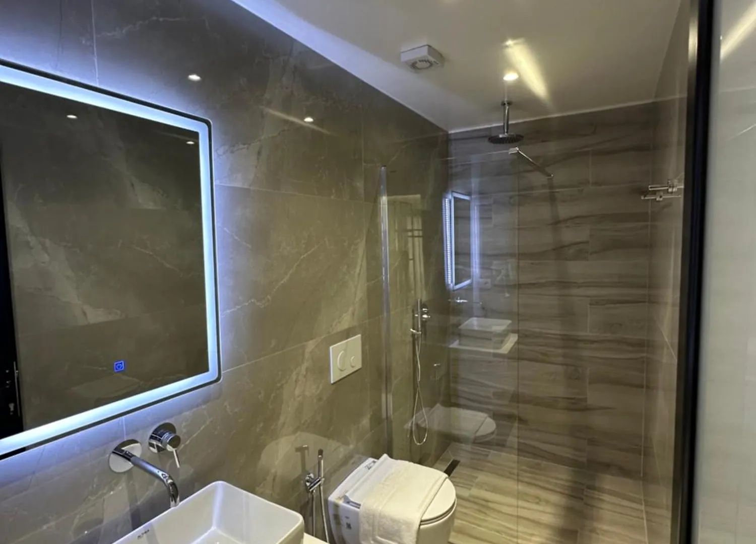 Io'S Apartments Sarande Hotel