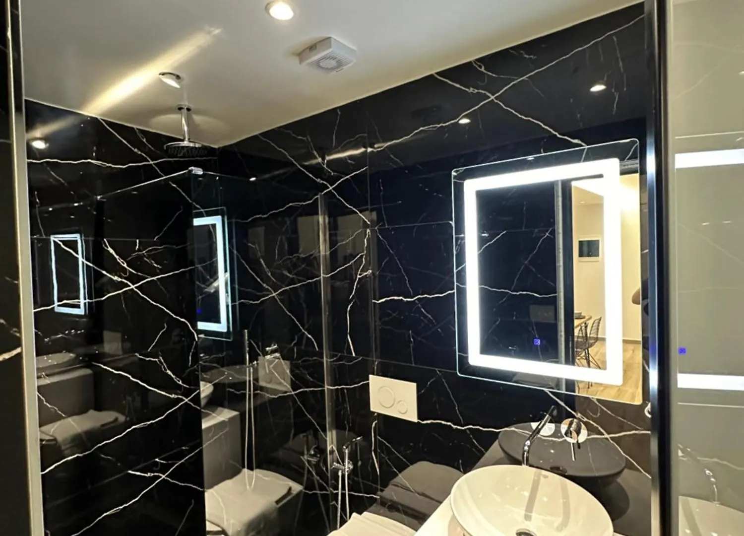 Io'S Apartments Sarande 3*,